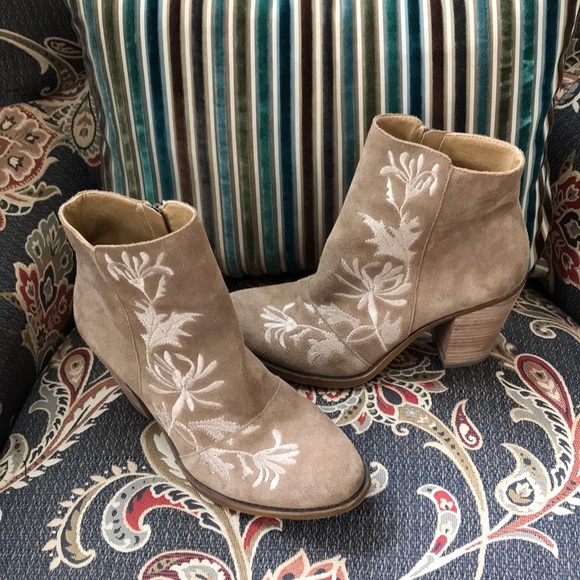 Lucky Brand Western Looking Boots - Picture 3 of 5